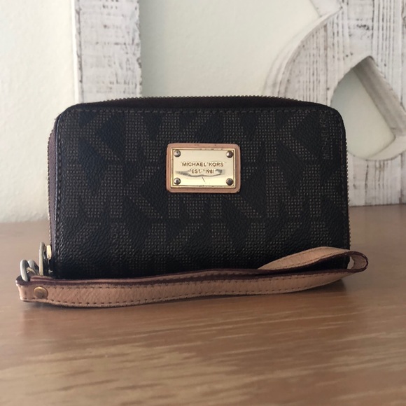 Michael Kors Handbags - Michael Kors Wallet Wristlet